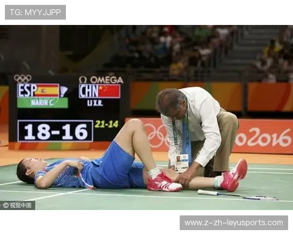 受伤倒地后全场安静，队友焦急围成一圈